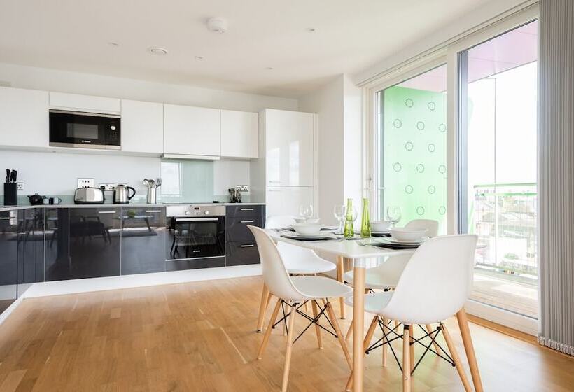 2 Bed 2 Bath Greenwich Apart.   London