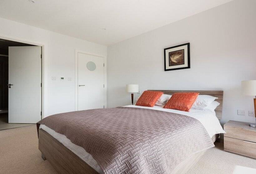 2 Bed 2 Bath Greenwich Apart.   London