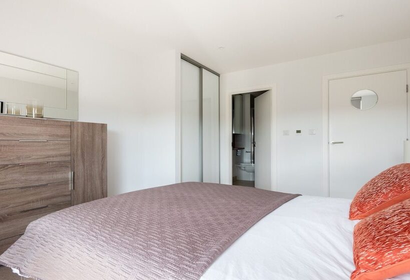 2 Bed 2 Bath Greenwich Apart.   London