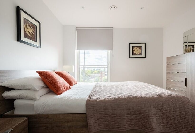 2 Bed 2 Bath Greenwich Apart.   London