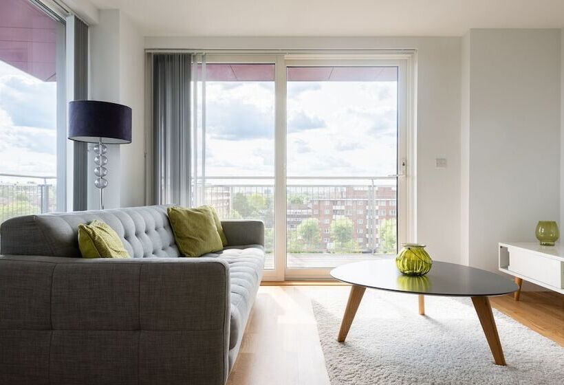2 Bed 2 Bath Greenwich Apart.   London