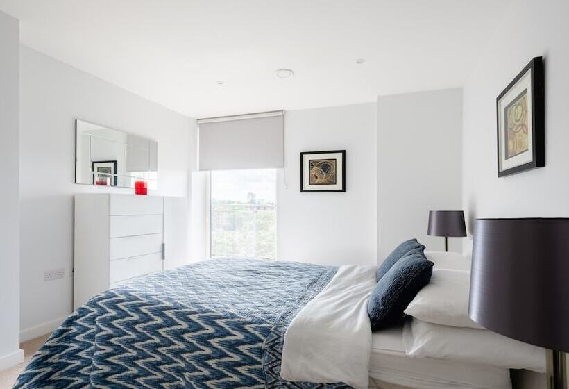 2 Bed 2 Bath Greenwich Apart.   London