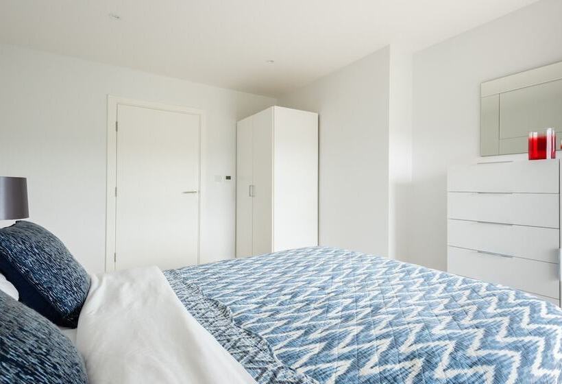 2 Bed 2 Bath Greenwich Apart.   London