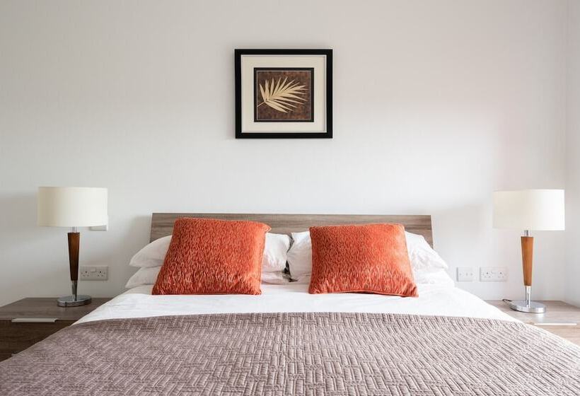 2 Bed 2 Bath Greenwich Apart.   London