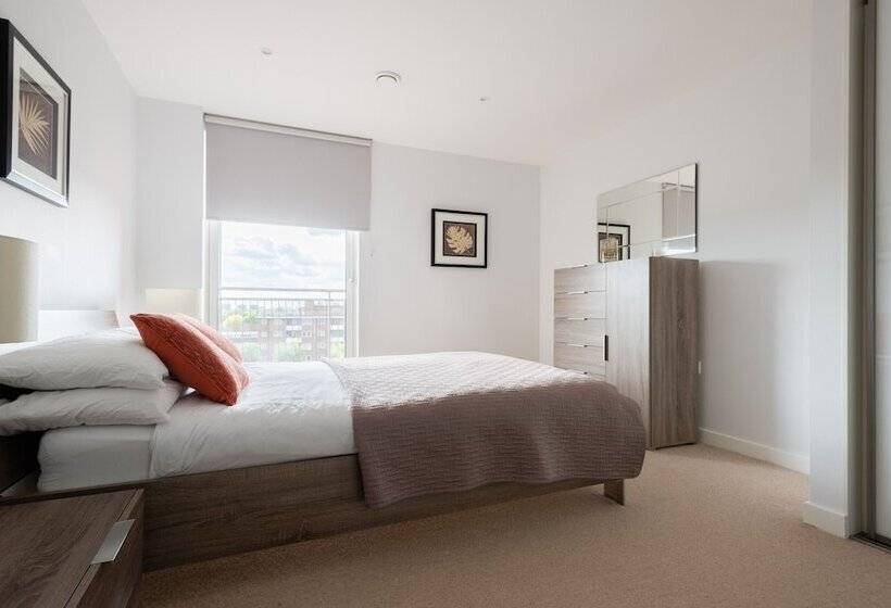2 Bed 2 Bath Greenwich Apart.   London