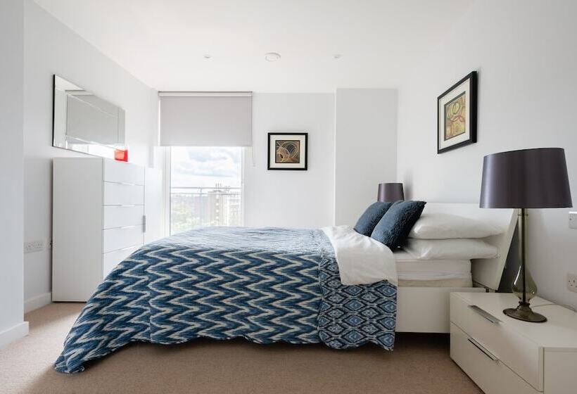 2 Bed 2 Bath Greenwich Apart.   London