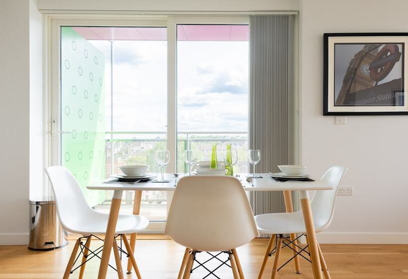 2 Bed 2 Bath Greenwich Apart.   London