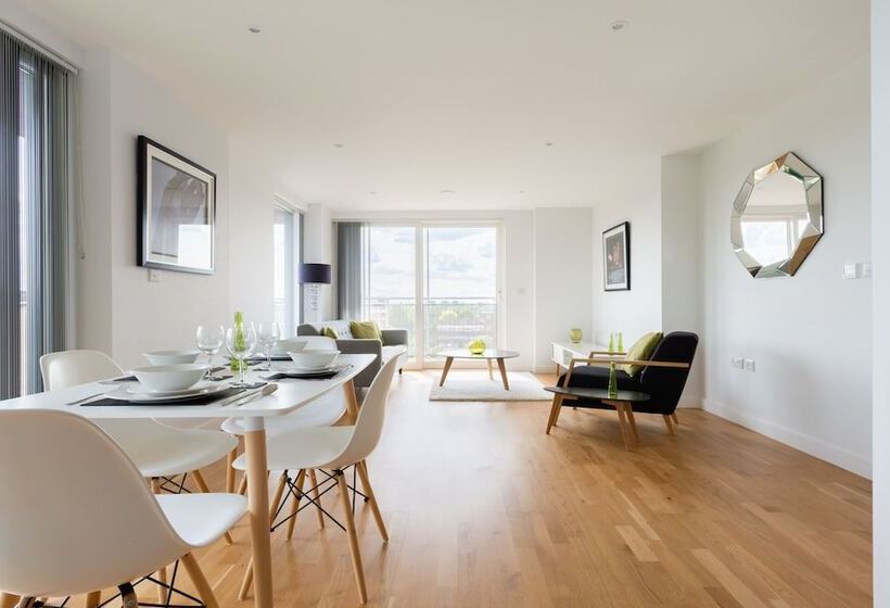 2 Bed 2 Bath Greenwich Apart.   London