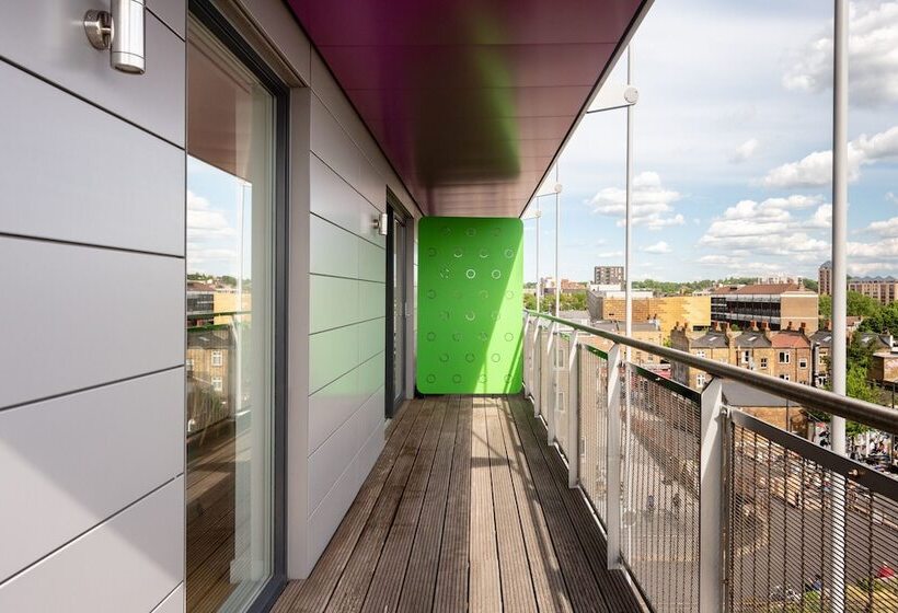 2 Bed 2 Bath Greenwich Apart.   London