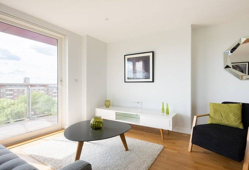 2 Bed 2 Bath Greenwich Apart.   London