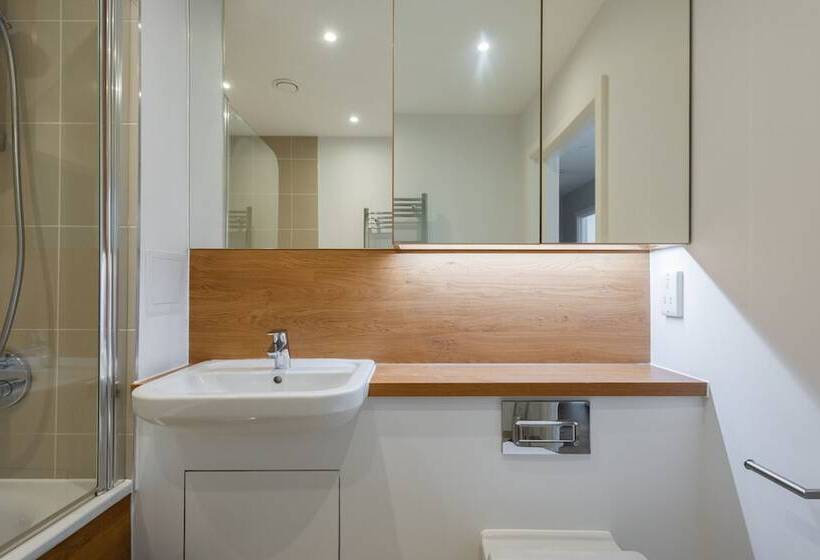 2 Bed 2 Bath Greenwich Apart.   London