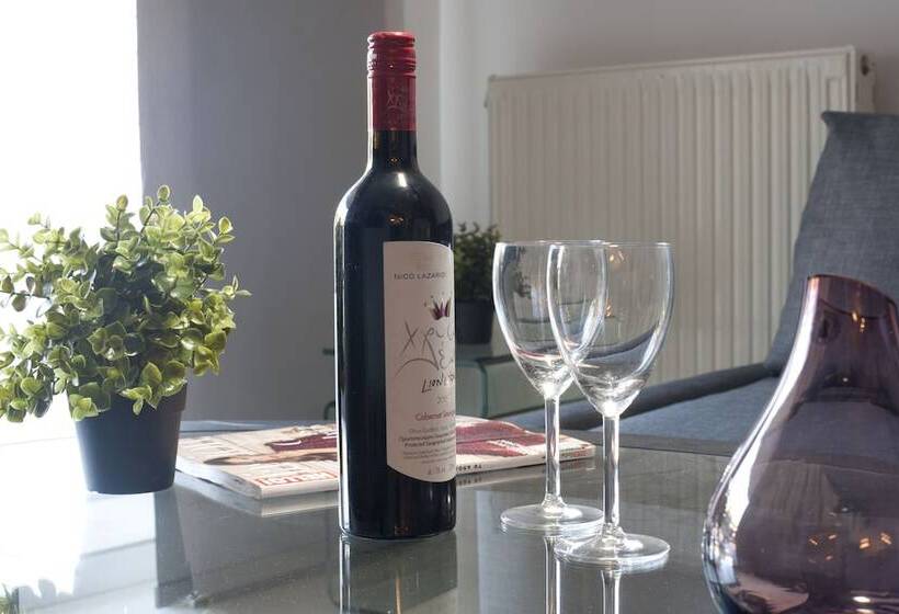 Glyfada, Modern Minimal Apartment