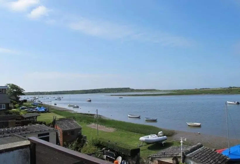 Stanpit Cottage With Scenic Views