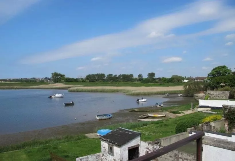 Stanpit Cottage With Scenic Views