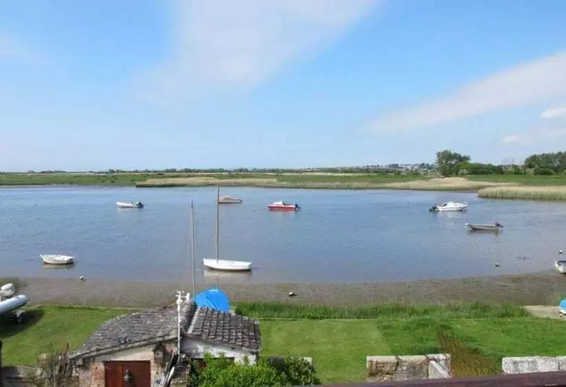 Stanpit Cottage With Scenic Views