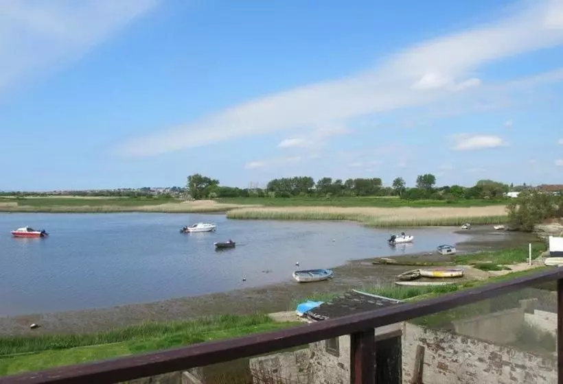 Stanpit Cottage With Scenic Views