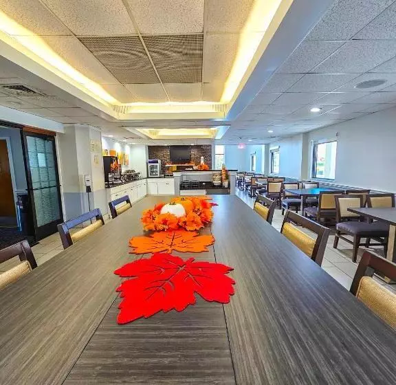 Отель Comfort Inn Hyannis Cape Cod