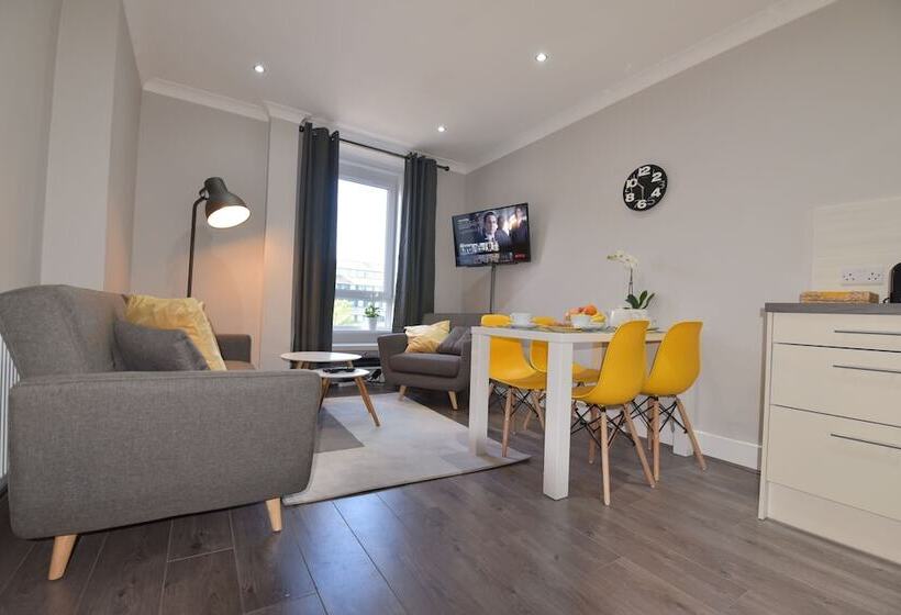 First   Meadowbank House Apartment