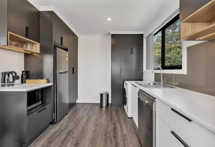 Youngtown Executive Apartments   2br Included, Free Parking & Wifi, Sofa Bed & Cot Fee Applies