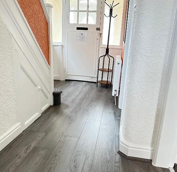 Air Host & Stay Strawberry Fields House 3br