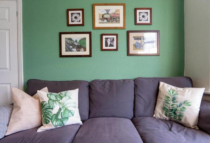 Air Host & Stay Strawberry Fields House 3br