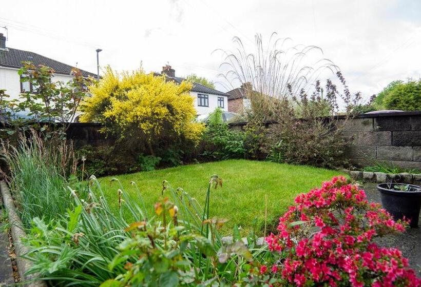 Air Host & Stay Strawberry Fields House 3br