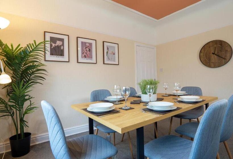 Air Host & Stay Strawberry Fields House 3br