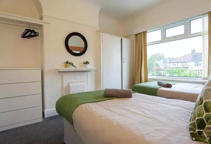 Air Host & Stay   Strawberry Fields House   3br