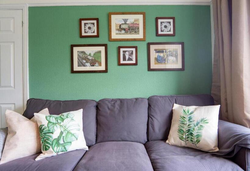 Air Host & Stay Strawberry Fields House 3br