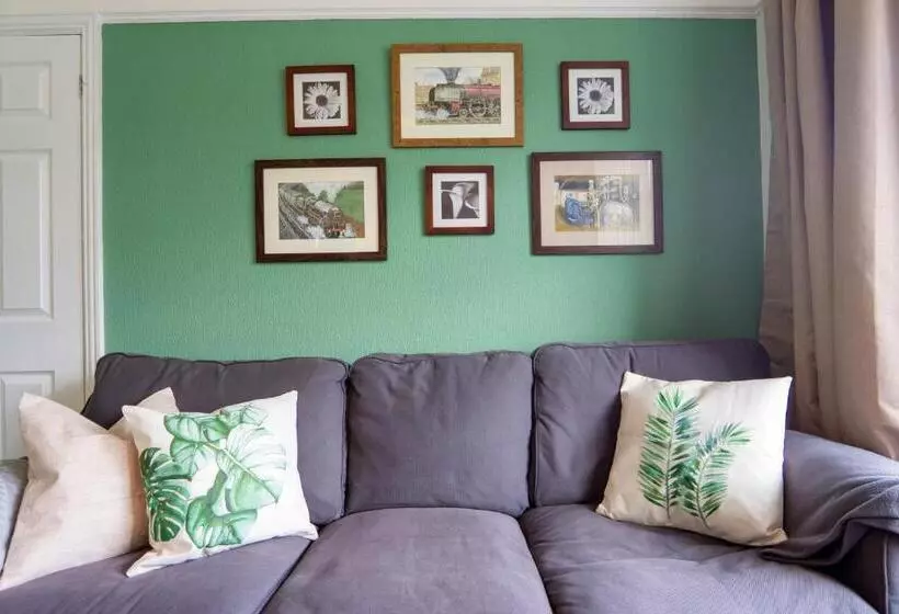 Air Host & Stay   Strawberry Fields House   3br