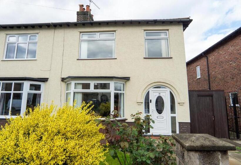 Air Host & Stay Strawberry Fields House 3br