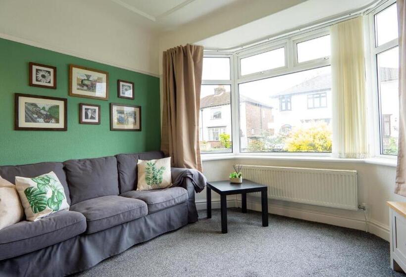 Air Host & Stay Strawberry Fields House 3br