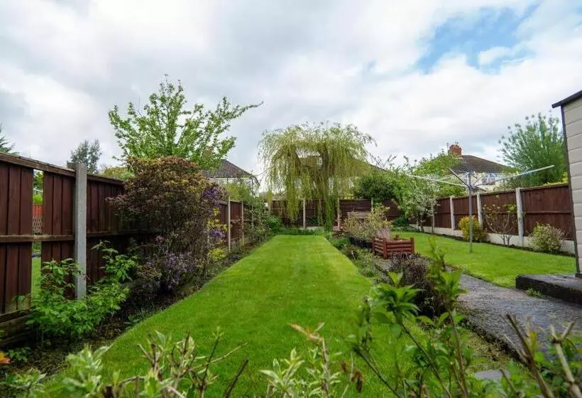 Air Host & Stay   Strawberry Fields House   3br