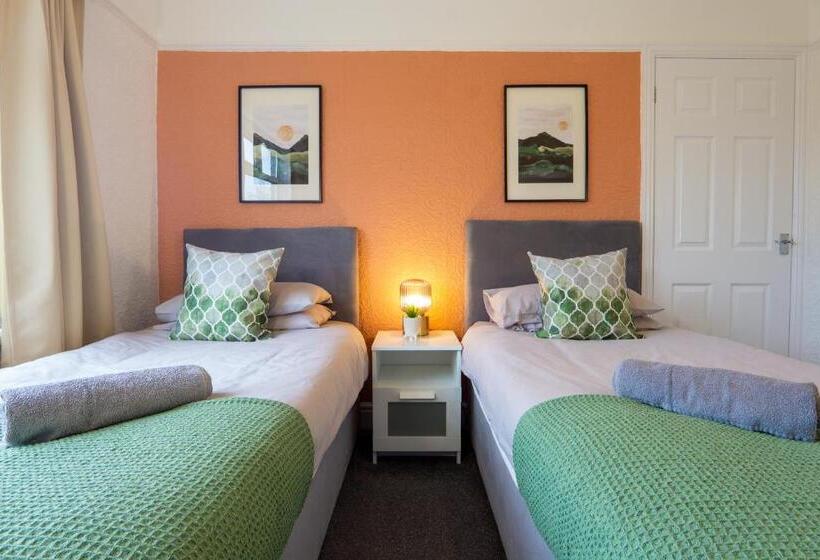 Air Host & Stay Strawberry Fields House 3br