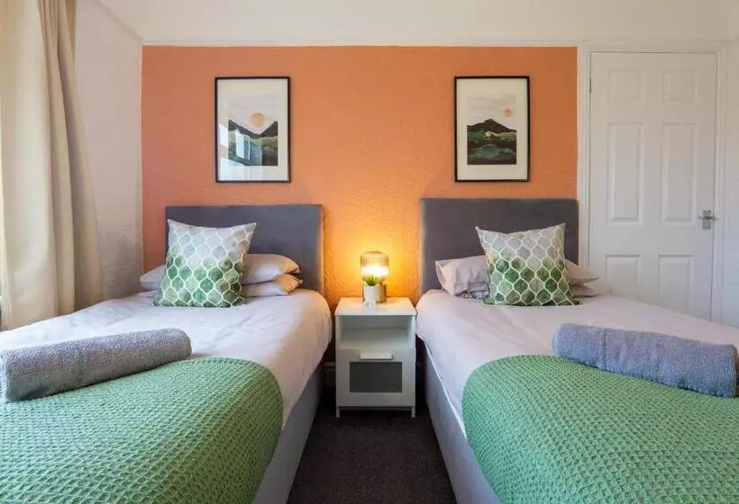 Air Host & Stay   Strawberry Fields House   3br