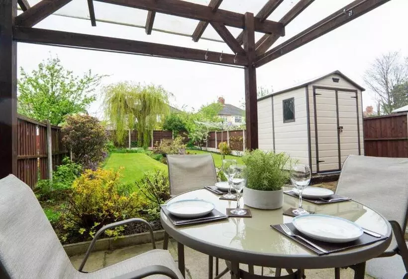 Air Host & Stay   Strawberry Fields House   3br