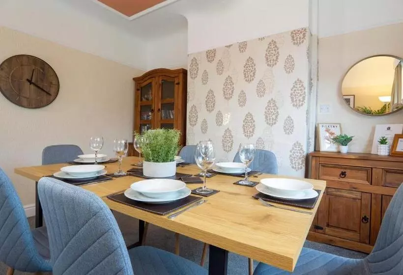 Air Host & Stay   Strawberry Fields House   3br