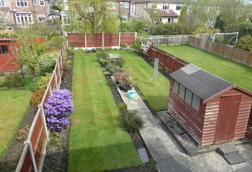 Air Host & Stay Strawberry Fields House 3br