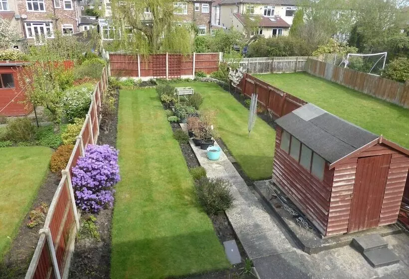 Air Host & Stay   Strawberry Fields House   3br