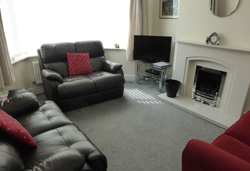 Air Host & Stay Strawberry Fields House 3br