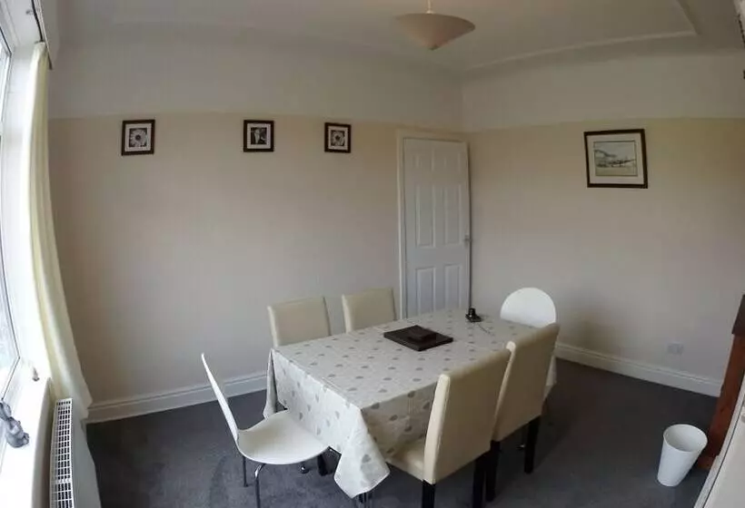 Air Host & Stay   Strawberry Fields House   3br