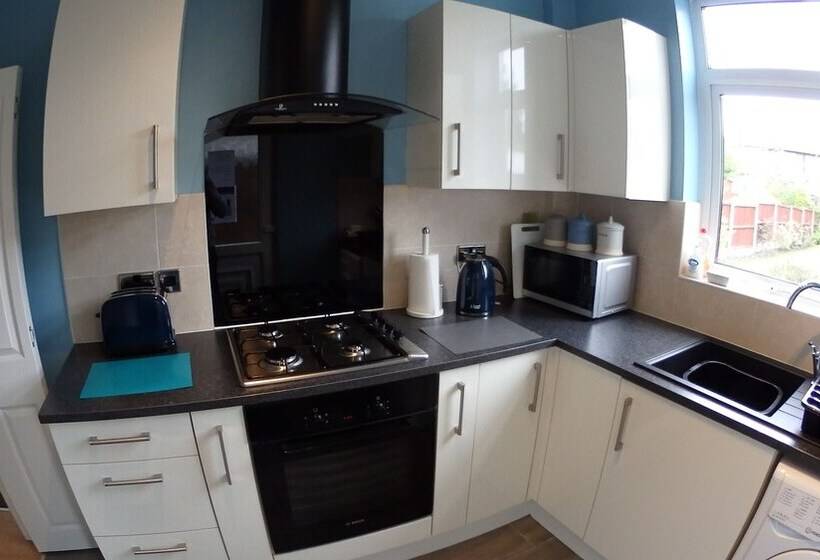 Air Host & Stay Strawberry Fields House 3br