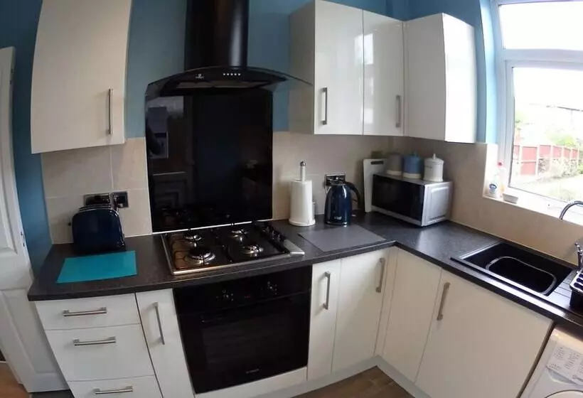 Air Host & Stay   Strawberry Fields House   3br