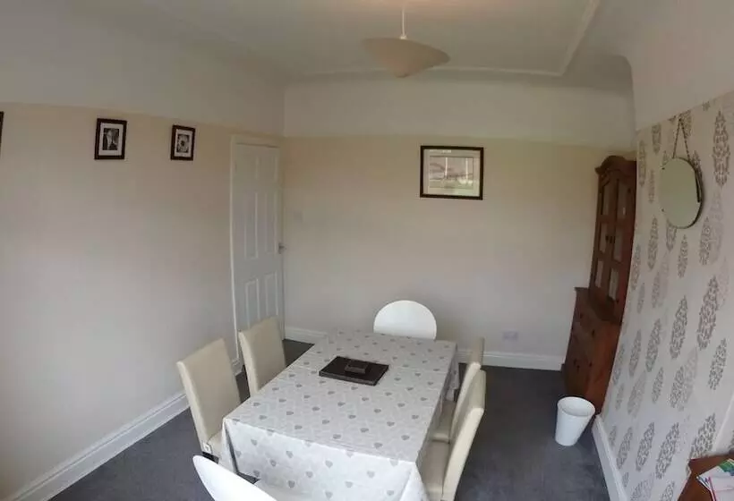 Air Host & Stay   Strawberry Fields House   3br