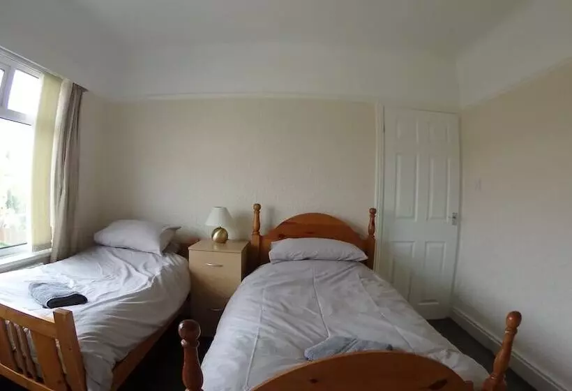 Air Host & Stay   Strawberry Fields House   3br