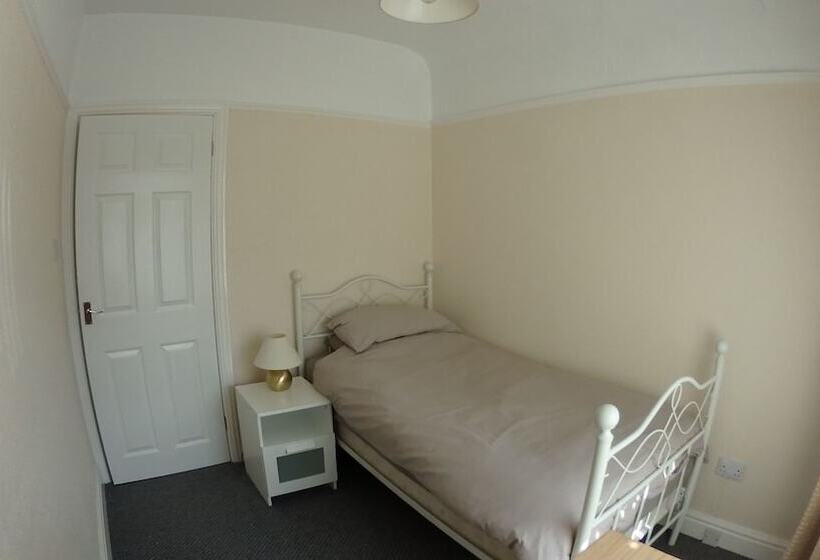 Air Host & Stay Strawberry Fields House 3br