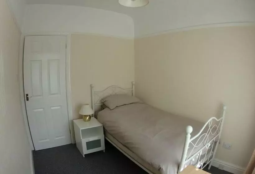 Air Host & Stay   Strawberry Fields House   3br