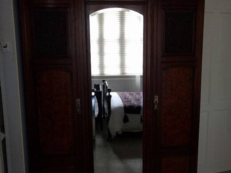 Cragowlet House East