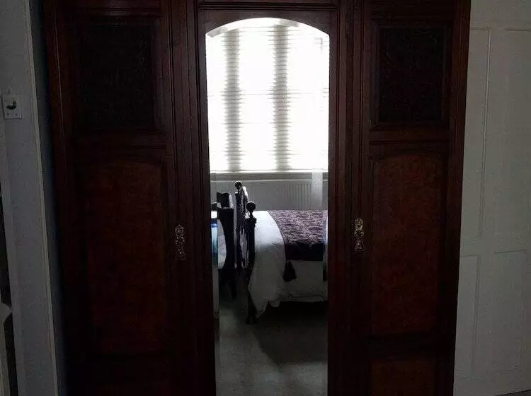 Cragowlet House East