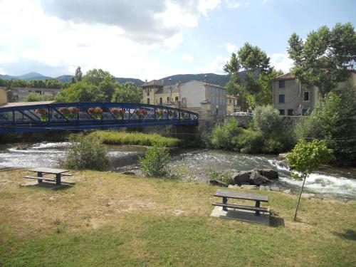 Entre L église Et La Place